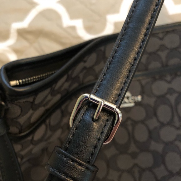 Coach Purse! Authentic - Picture 2 of 6
